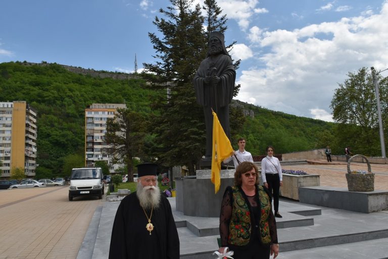 Понесоха цветя пред паметника на Екзарх Йосиф Първи в Ловеч по повод рождения му ден