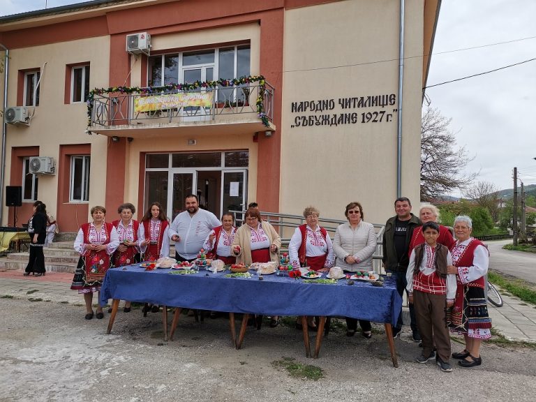 Празнично хоро в центъра на село Малиново на Светлий понеделник