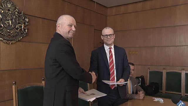 Договорът за доставка на 14 нови електробуса в Плевен вече е факт