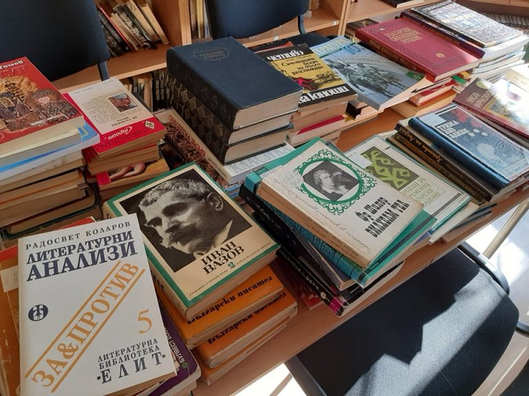 Дарение от над 200 книги получи Общоградското средношколско общежитие в Плевен