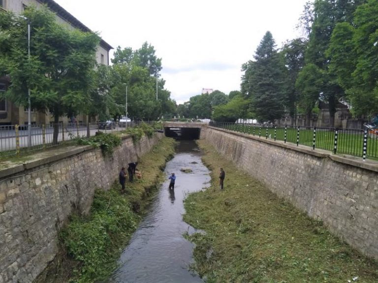 Напредва почистването на речните корита в Плевен