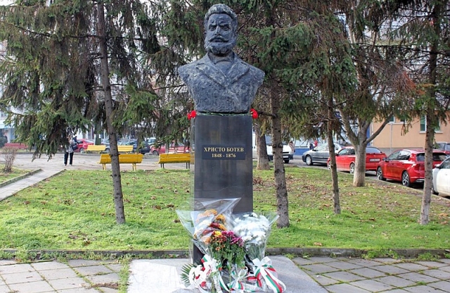 С военен ритуал, панихида и сирени в Плевен ще бъде отбелязан Деня на Ботев
