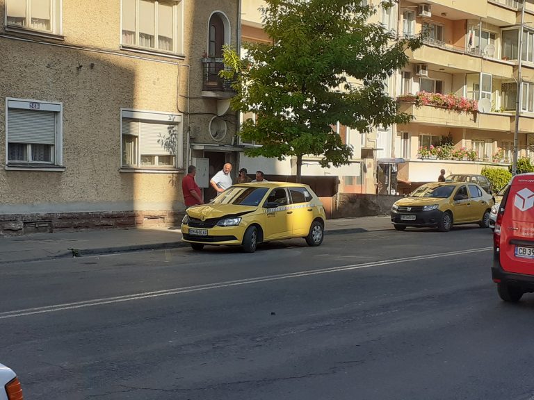 Кола се вряза в таксита в Ловеч