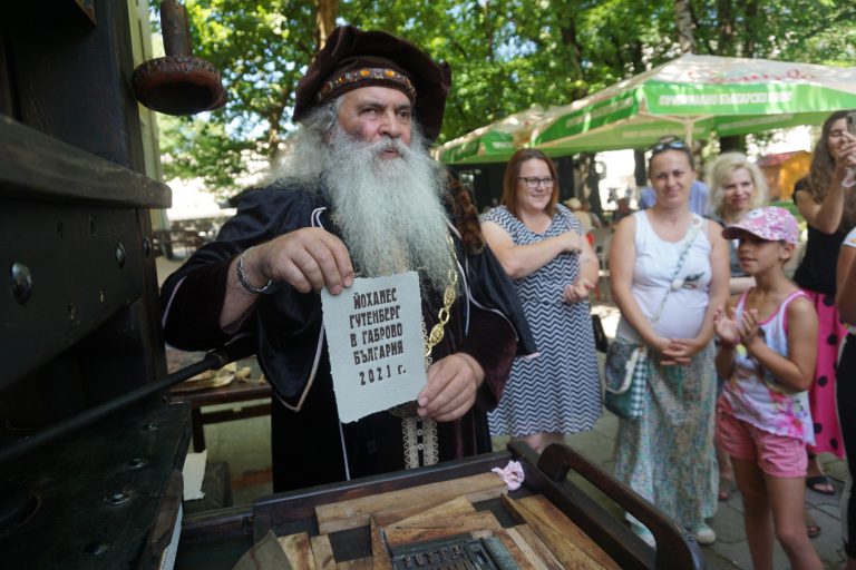 Художникът Диян Павлов и „Творителница О`Писменехъ“ – Плевен гостуваха в Габрово