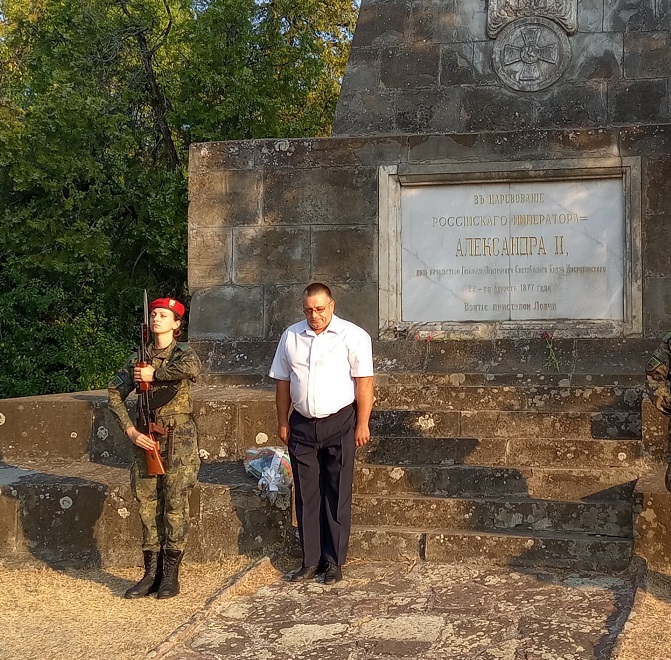 Областният управител поднесе цветя в знак на признателност към дело на героите, донесли свободата на Ловеч