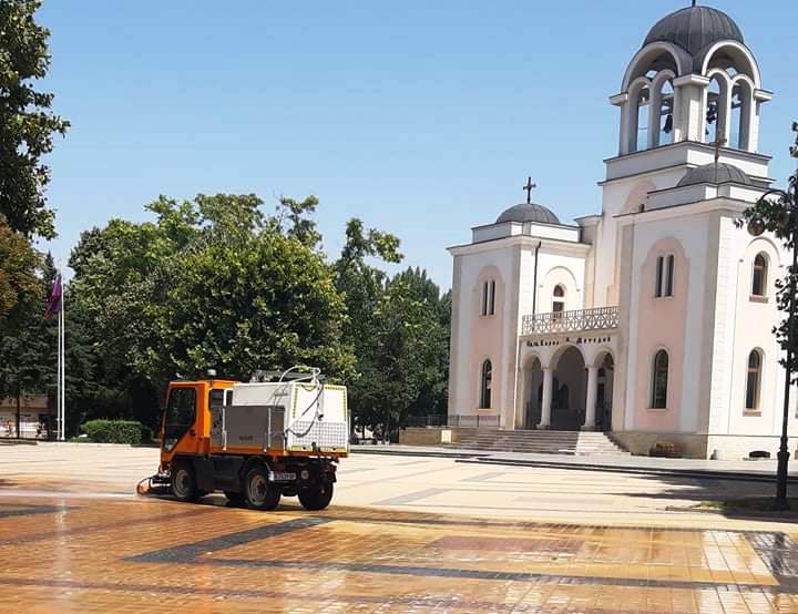 В Ловеч оросяват улици заради рекордната жега