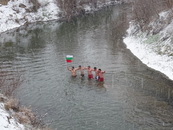 Смелчаци от община Левски отново вадят кръста от р. Осъм на Богоявление