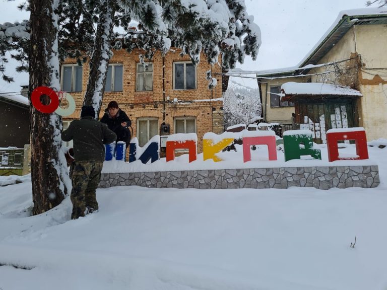 Село Шипково посреща Баба Марта снежно и украсено(снимки)