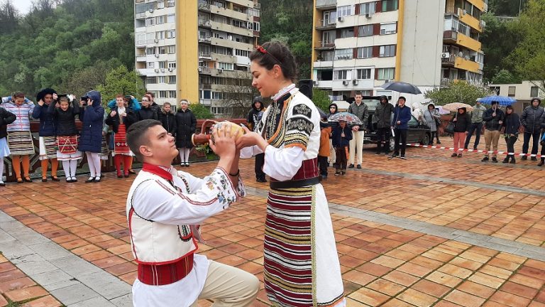 16-годишната Мирослава Карамишева е кумичката на Цветница в Ловеч