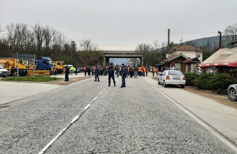 Пътностроителни фирми блокираха движението на пътя Ловеч-Троян