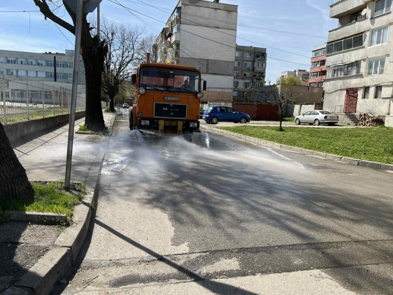 Започна пролетното измиване на улици в Ловеч