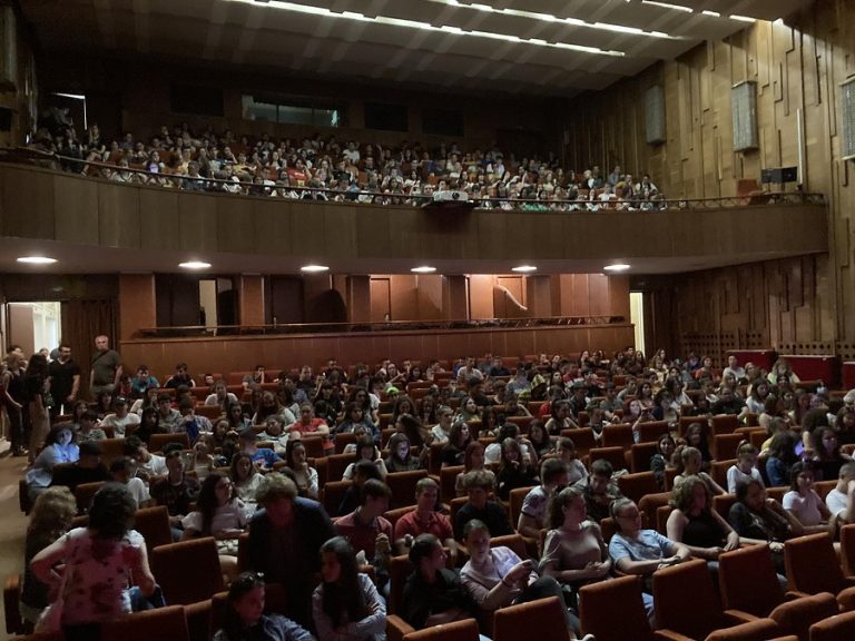 Ученици в Ловеч гледат безплатно две театрални представления на  „Даскалото е Cool“ с цел превенция