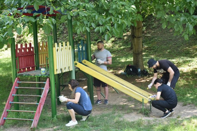 Доброволци боядисват съоръженията в Зоопарка в Ловеч