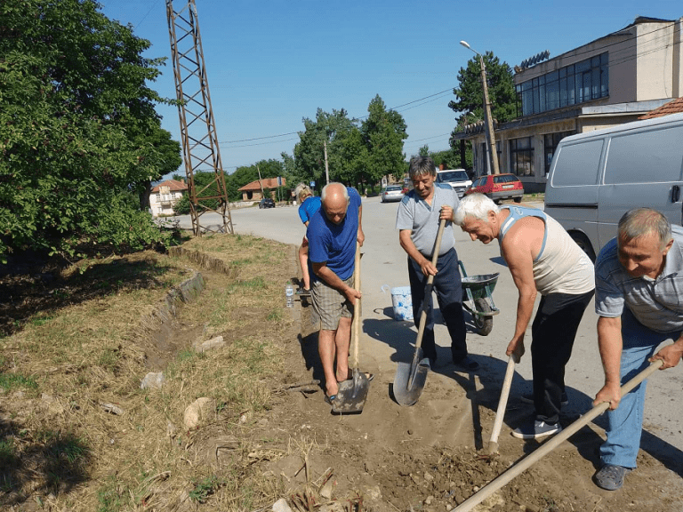 Доброволци почистват два дни в село Къкрина