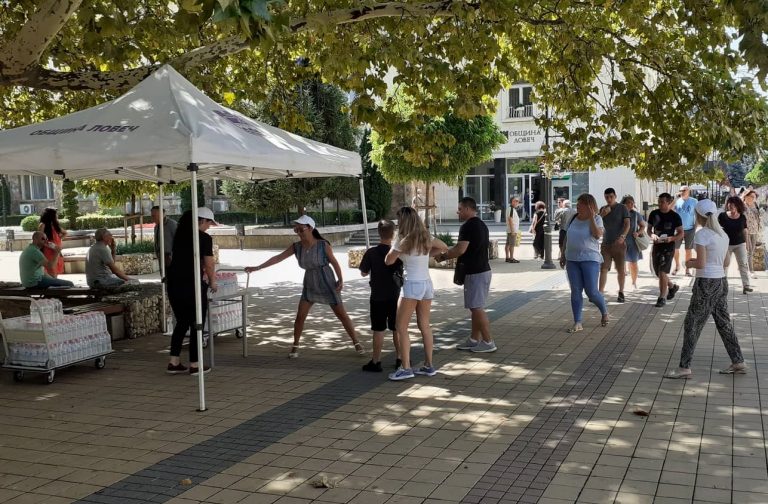 В Ловеч поради жегата раздават безплатно студена минерална вода