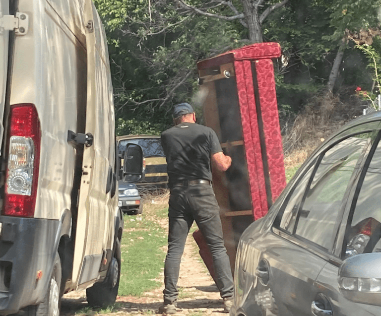 Благодарят на общината за транспорта на мебели за ловешко семейство в нужда