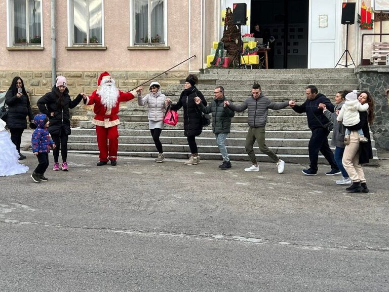 Дядо Коледа се хвана на хоро в село Шипково