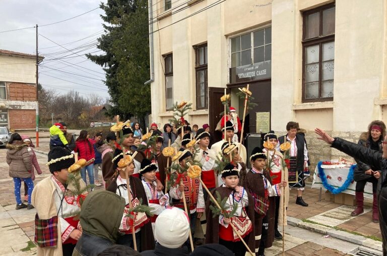 Червенокръстци зарадваха с игри малчуганите от село Александрово на празника им „Коледуване“