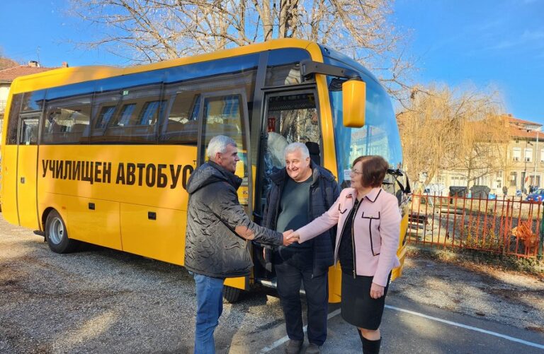 Нов автобус ще превозва учениците от селата Черни Осъм и Орешак до троянските училища