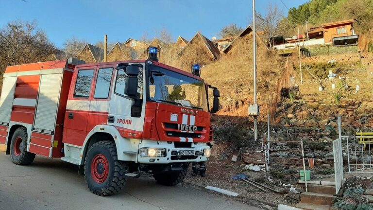 Пожар изпепели бунгала в троянското село Шипково(снимки)