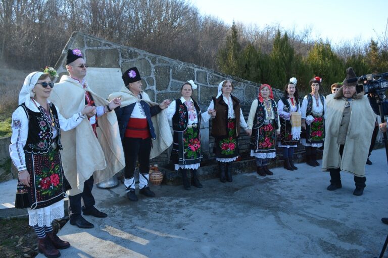 На Иванови влачуги в с. Караисен окъпаха младоженци за здраве