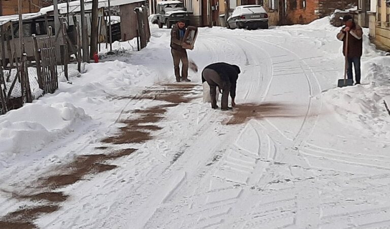 Заледени улици в троянско село, хората ръсят в пепел