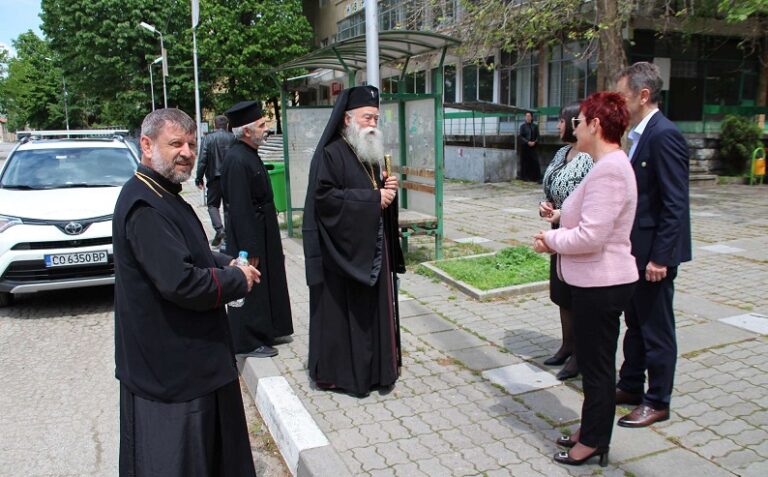 Ловчанският митрополит Гавриил освети знамето на село Гложене