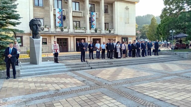 Тържествено откриха паметника на Васил Левски в Троян