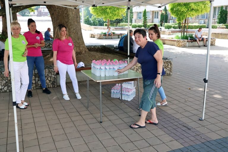 В Ловеч раздават безплатна студена вода поради жегата