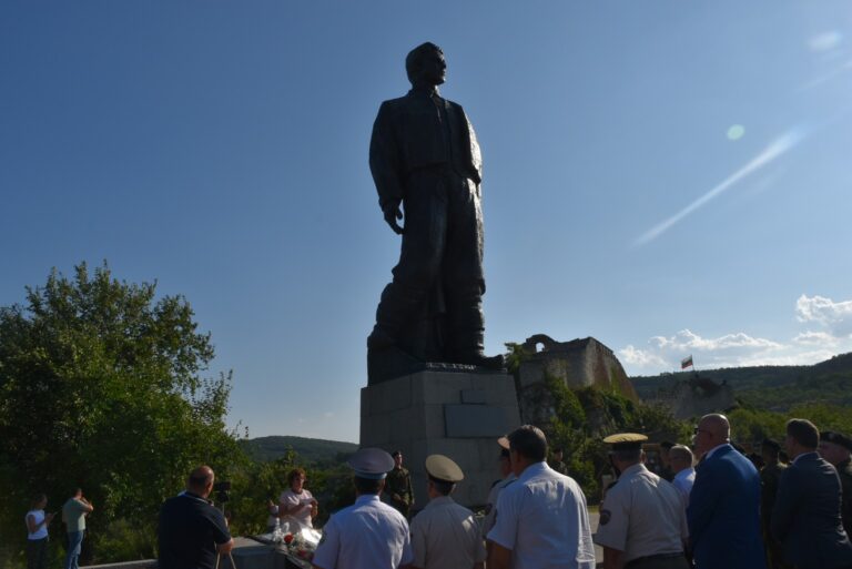 Гражданска церемония с военен ритуал пред паметника на Васил Левски в Ловеч