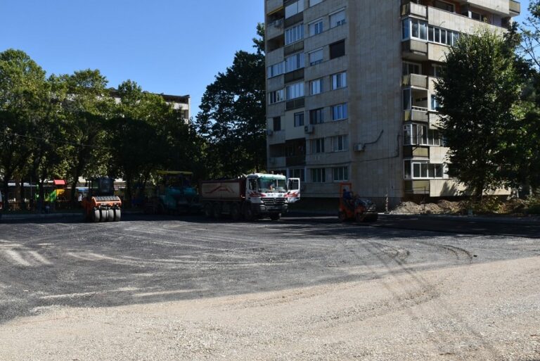 Започна асфалтиране на паркинга в централната градска част на Ловеч