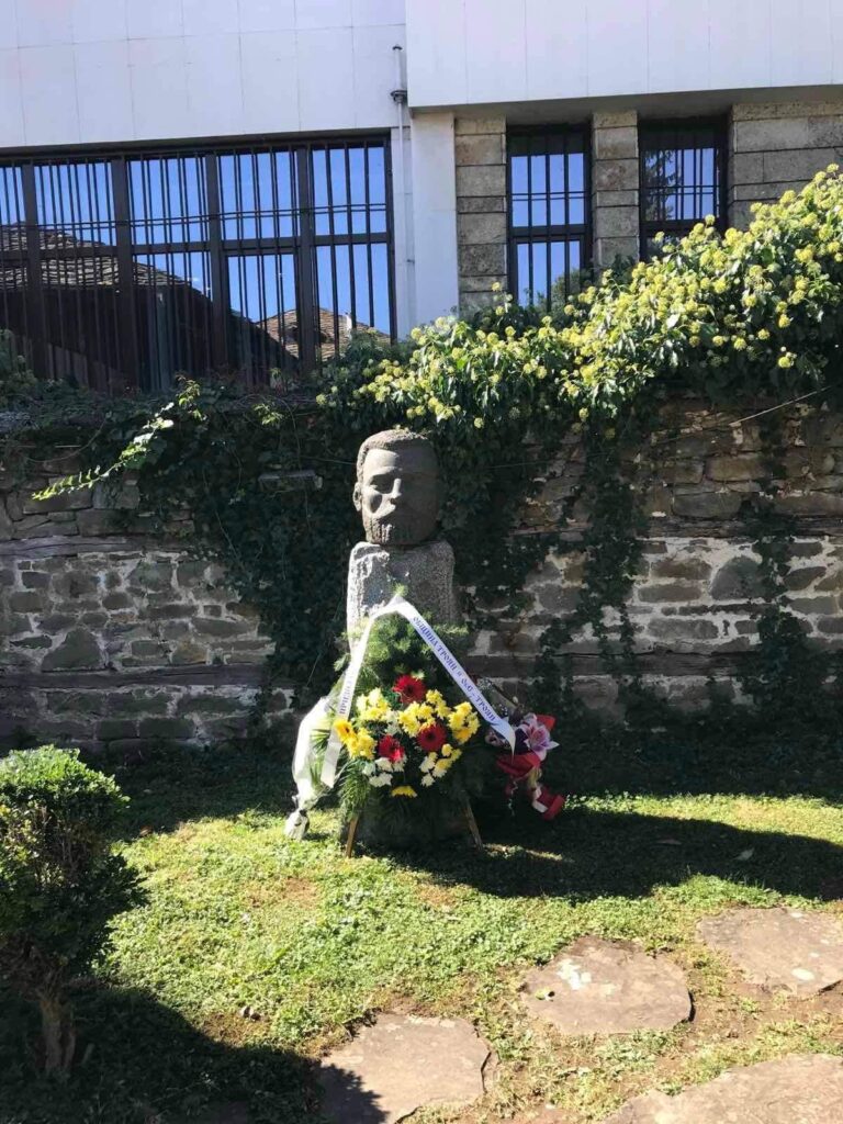 В Троян отбелязват Деня на Съединението с поднасяне на цветя при паметника на Захарий Стоянов