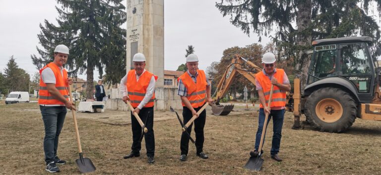 Инж. Емануил Манолов започна обновлението на парк в с. Михалци