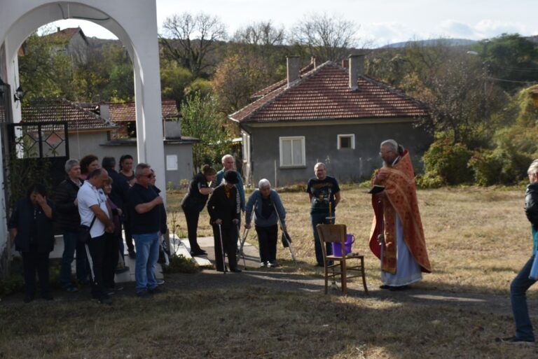 Ловешкото село Хлевене отбеляза на своя празник с църковна служба и курбан за над 300 души