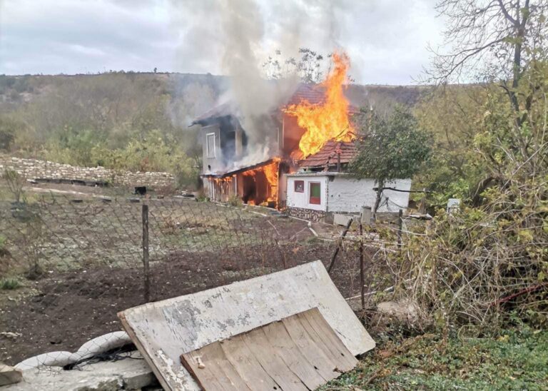 Семейство, чийто дом изгоря край Ловеч, има нужда от помощ