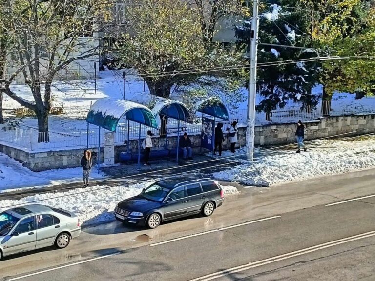 Продължава почистването на снега в община Плевен, в няколко училища и детски градини не се извършва учебен процес днес