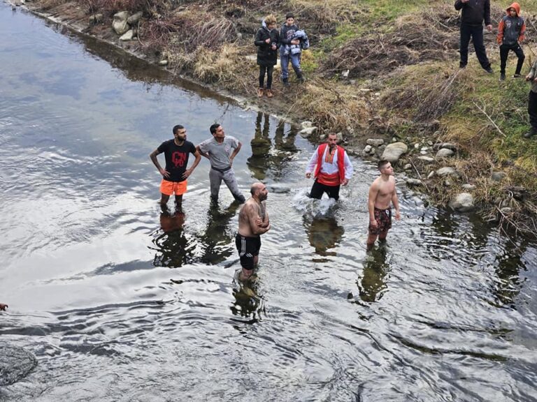 Веселин Славков извади кръста от водите на река Вит на Богоявление в Тетевен