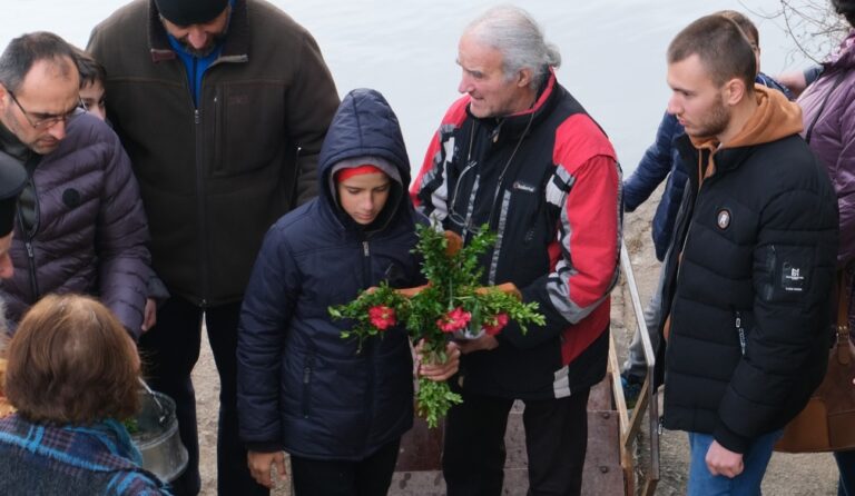 13-годишният Александър Якимов извади Богоявленския кръст от водата на река Осъм в Троян