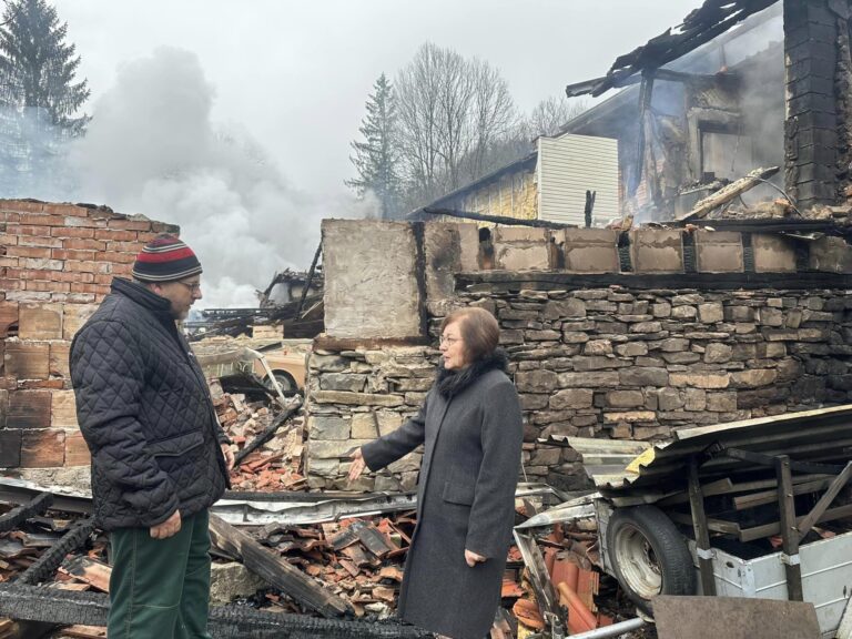 Три къщи в махала Зеленика на Бели Осъм бяха засегнати тежко от пожар