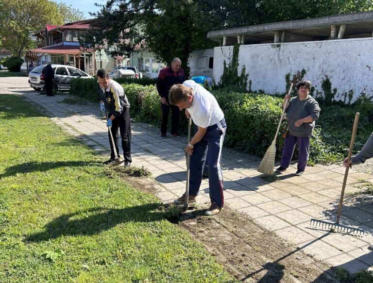 В с. Александрово се присъединиха към кампанията за пролетно почистване