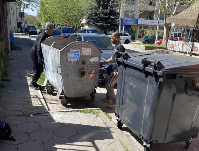 Започна подмяната на амортизираните контейнери за битови отпадъци в Ловеч