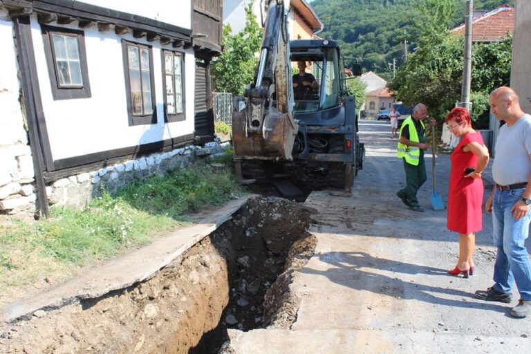 Д-р Мадлена Бояджиева подписа споразумение с МРРБ за подмяна на водоснабдителната мрежа в Тетевен