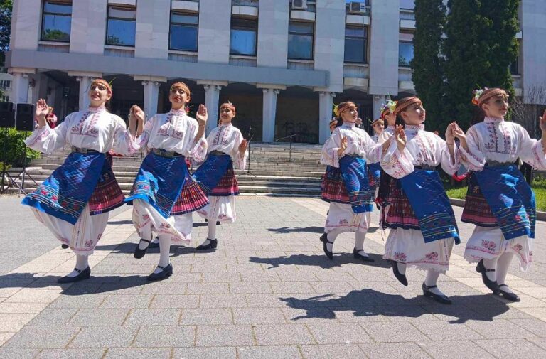 Концерт „Празнична цветна китка” в центъра на Плевен