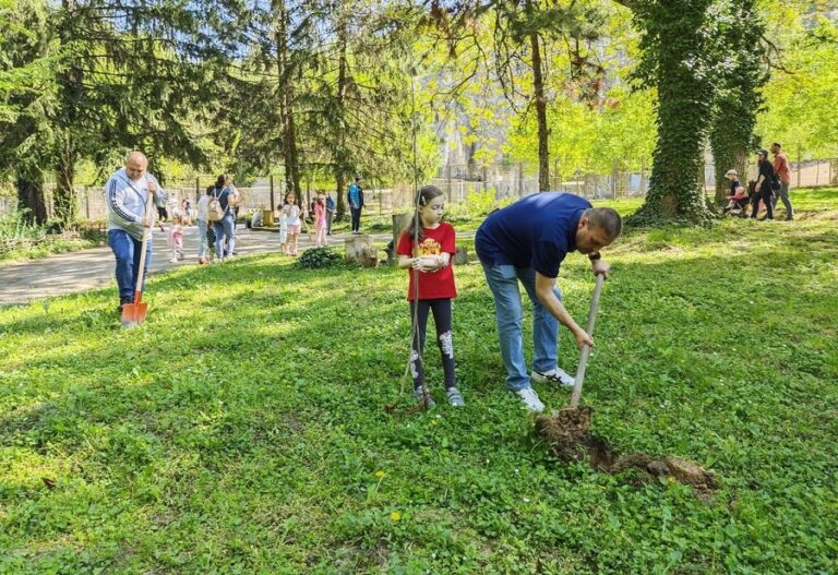 Началото поставиха министърът на екологията Петър Димитров и кметът д-р Валентин Христов със засаждането на дръвчета в района