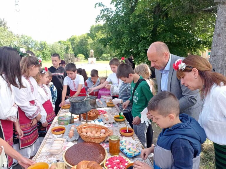 Kметът на Ловеч Страцимир Петков се включи в традиционното автентично боядисване на яйца в село Йоглав