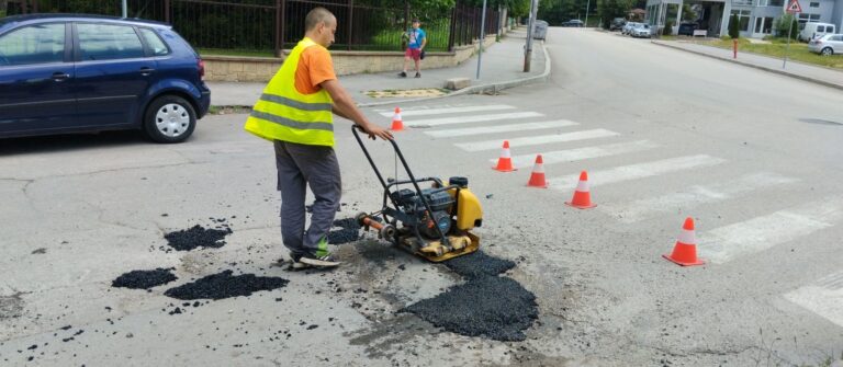 Продължава аварийното изкърпване на уличната мрежа в Ловеч