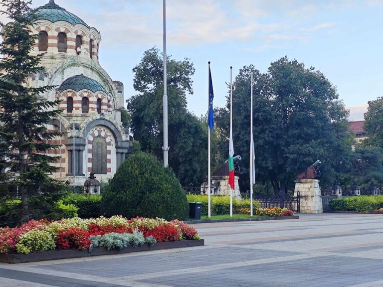 Плевен почита паметта на загиналите пилоти от авиоабаза Долна Митрополия с наполовина свалени знамена на пл. „Възраждане“