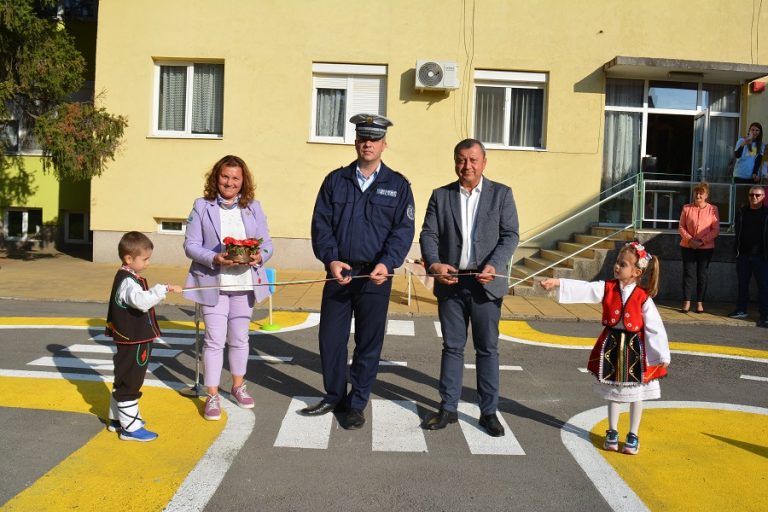 Площадка за безопасност при движение по пътищата беше създадена в двора на ДГ „Слънце“ в Павликени