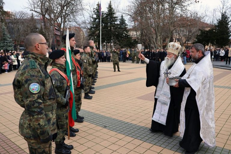 Почетен строй на военнослужещи за Йордановден в Ловеч