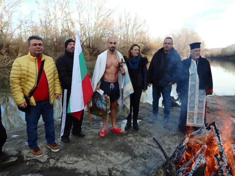 Богоявленски водосвет и спасяване на кръста по поречието на Янтра